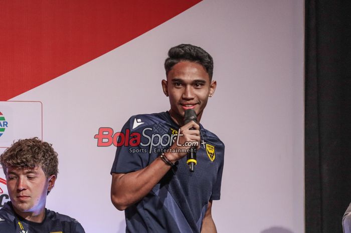 Pemain Oxford United, Marselino Ferdinan, saat jumpa pers di SCTV Tower, Senayan, Jakarta, Jumat (4/7/2025).
