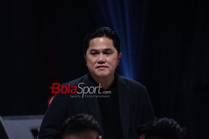 Ketua Umum PSSI, Erick Thohir, sedang memberikan keterangan kepada awak media di SCTV Tower, Senayan, Jakarta, Jumat (4/7/2025).