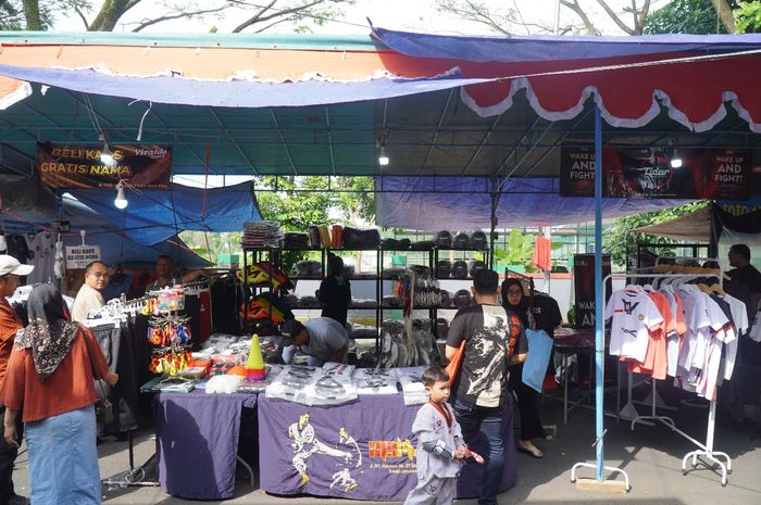Para pedagang berjualan di Kejuaraan Taekwondo Piala Kemenpora 2025 Magelang