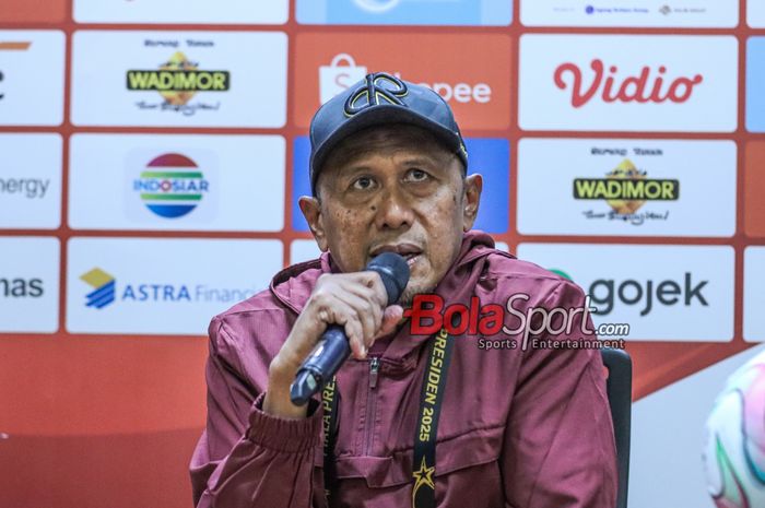 Pelatih Indonesia All Star, Rahmad Darmawan, sedang memberikan keterangan kepada awak media di Media Center Stadion Utama Gelora Bung Karno, Senayan, Jakarta, Sabtu (5/7/2025).