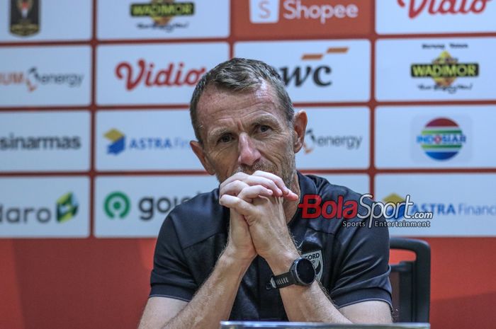 Pelatih Oxford United, Gary Rowett, sedang memberikan keterangan kepada awak media di Media Center Stadion Utama Gelora Bung Karno, Senayan, Jakarta, Sabtu (5/7/2025).