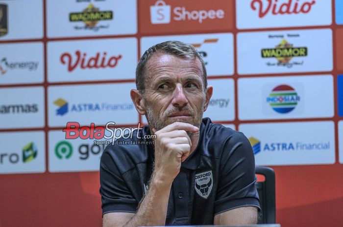 Pelatih Oxford United, Gary Rowett, sedang memberikan keterangan kepada awak media di Media Center Stadion Utama Gelora Bung Karno, Senayan, Jakarta, Sabtu (5/7/2025).
