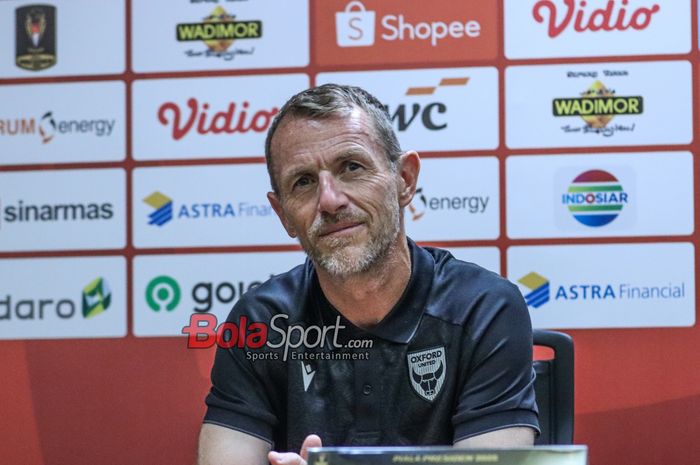 Pelatih Oxford United, Gary Rowett, sedang memberikan keterangan kepada awak media di Media Center Stadion Utama Gelora Bung Karno, Senayan, Jakarta, Sabtu (5/7/2025).