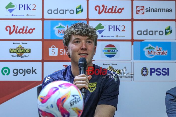 Penyerang Oxford United, Ole Romeny, sedang memberikan keterangan kepada awak media di Media Center Stadion Utama Gelora Bung Karno, Senayan, Jakarta, Sabtu (5/7/2025).