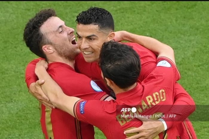 Cristiano Ronaldo berpelukan dengan Diogo Jota (kiri) dan Bernardo Silva dalam laga Euro 2020 antara timnas Portugal melawan Jerman. Ronaldo panen hujatan karena tidak menghadiri pemakaman Jota, Sabtu (5/7/2025).