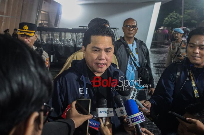 Ketua Umum PSSI, Erick Thohir, sedang memberikan keterangan kepada awak media di Stadion Utama Gelora Bung Karno, Senayan, Jakarta, Minggu (6/7/2025).