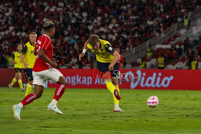 Ole Romeny sedang menendang bola dalam laga babak penyisihan Grup A Piala Presiden 2025 antara Indonesia All Star versus Oxford United di Stadion Utama Gelora Bung Karno, Senayan, Jakarta, Minggu (6/7/2025).