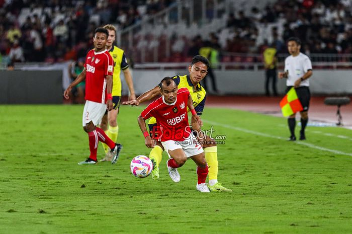 Riko Simanjuntak (depan) tidak akan membela Persija Jakarta di Indonesia Super League 2025/26. 