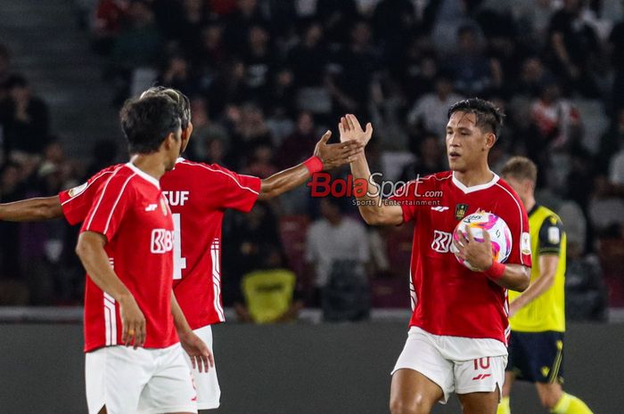 Eksel Runtukahu (kanan) sedang melakukan selebrasi seusai mencetak gol dalam laga Grup A Piala Presiden 2025 antara Indonesia All Star versus Oxford United di Stadion Utama Gelora Bung Karno, Senayan, Jakarta, Minggu (6/7/2025).