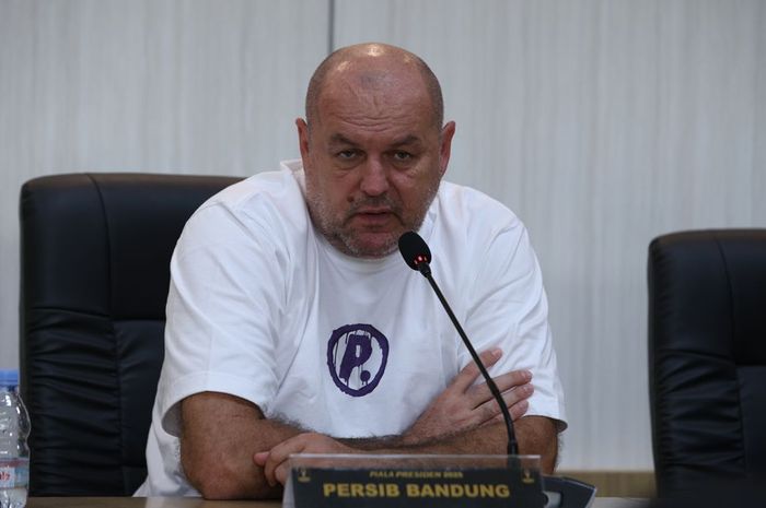 Pelatih Persib Bandung, Bojan Hodak, pada sesi jumpa pers jelang Piala Presiden 2025.