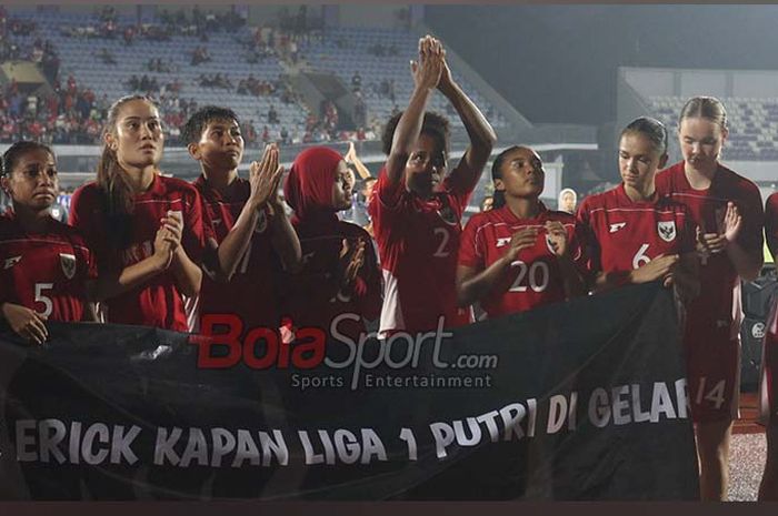 Sejumlah pemain Timnas Putri Indonesia sempat membentangkan spanduk permintaan kepastian Liga 1 Putri kepada Erick Thohir selaku Ketua Umum PSSI