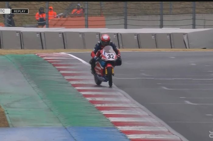 Momen Kiandra Ramadhipa berusaha melakukan save saat nyaris jatuh pada balapan kedua European Talent Cup 2025 yang masuk rangkaian JuniorGP Magny-Cours 2025 (6/7/2025).