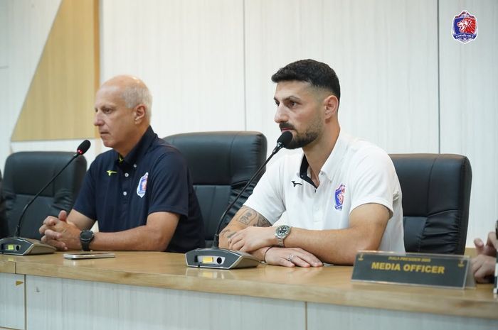 Pelatih Port FC, Alexandre Gama (kiri) menilai timnya bermain lebih saat melawan Persib Bandung.