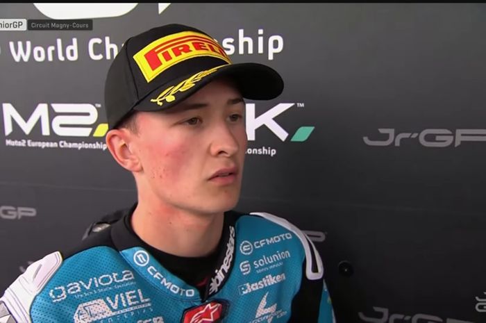Salah satu rival Veda Ega Pratama, Joel Esteban berbicara di parc ferme usai menangi JuniorGP Magny-Cours 2025 (6/7/2025).
