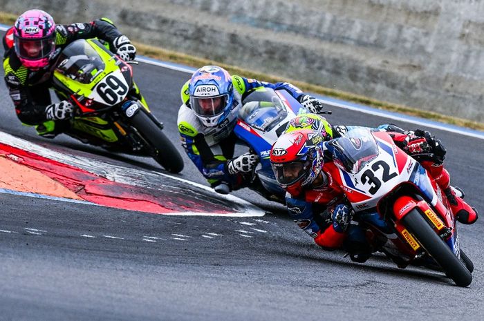 Aksi M. Kiandra Ramadhipa saat memenangi race pertama European Talent Cup seri Prancis di Sirkuit Sirkuit Magny-Cours, Minggu (6/7/2025). 