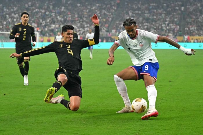 Duel Edson Alvarez (Meksiko/kiri) dengan Damion Downs (AS) dalam laga final Piala Emas CONCACAF 2025, Minggu (6/7/2025) di Houston.