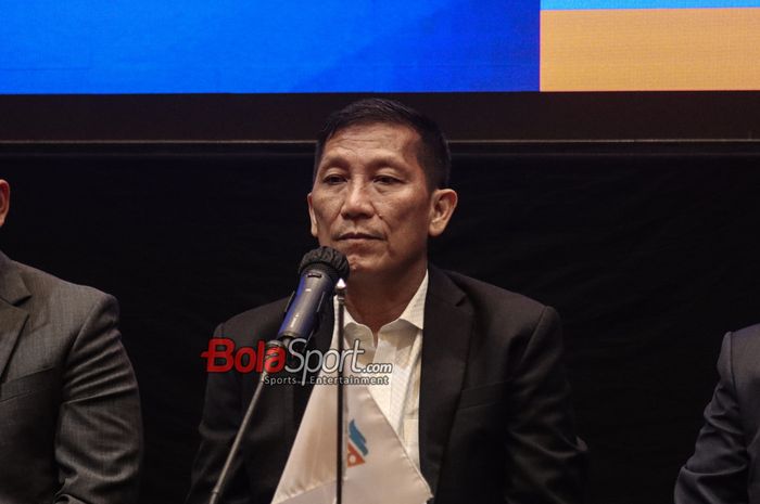 Direktur Utama PT LIB (Liga Indonesia Baru), Ferry Paulus, sedang memberikan keterangan kepada awak media di Hotel Langham, Senayan, Jakarta, Senin (7/7/2025).