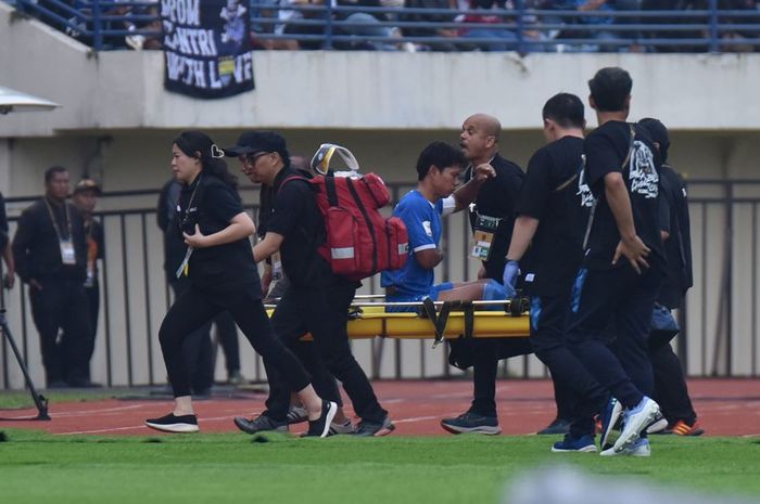 Pemain Persib Bandung, Achmad Jufriyanto, dipastikan absen sementara dari Maung Bandung usai alami cedera patah tulang rusuk.