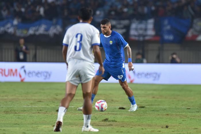 Suasana pertandingan antara Persib Bandung melawan Port FC, Minggu (6/7/2025).
