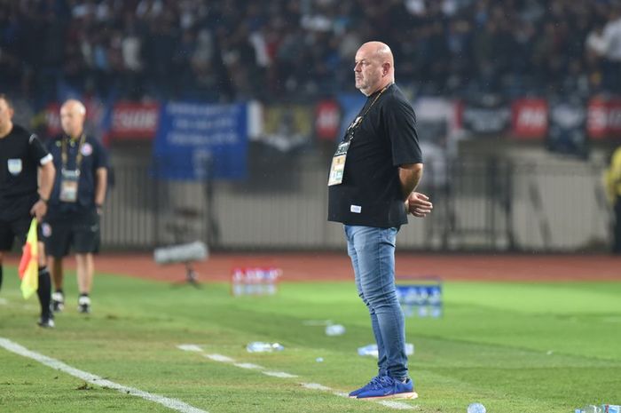 Pelatih Persib Bandung, Bojan Hodak, saat pertandingan melawan Port FC, Minggu (6/7/2025).