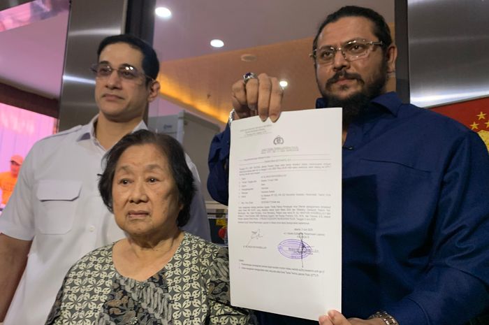 Aktor Okan Kornelius menunjukkan dukungan penuh kepada keluarganya dengan mendampingi sang tante, Sinta Condro