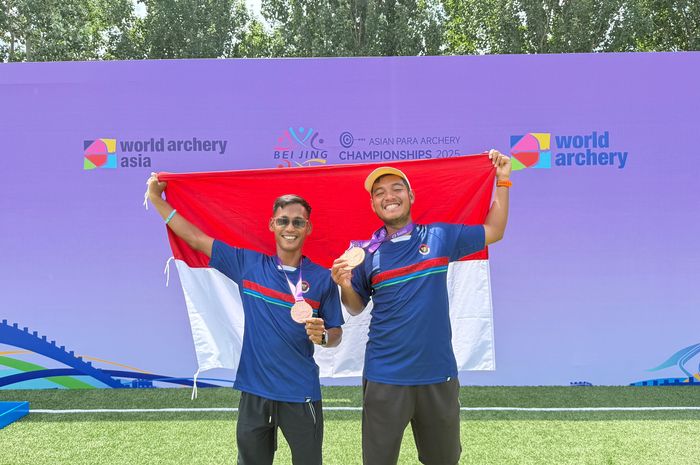 Atlet para panahan Indonesia, Arif Firmansyah dan Ken Swagumilang, memenangkan medali perunggu kategori ganda putra divisi compound pada Kejuaraan Asia di Beijing, China