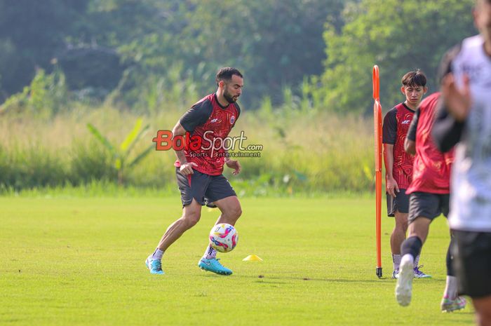 Jordi Amat berlatih bersama Persija Jakarta usai tersingkir dari Johor Darul Ta'zim dan timnas Indonesia. 