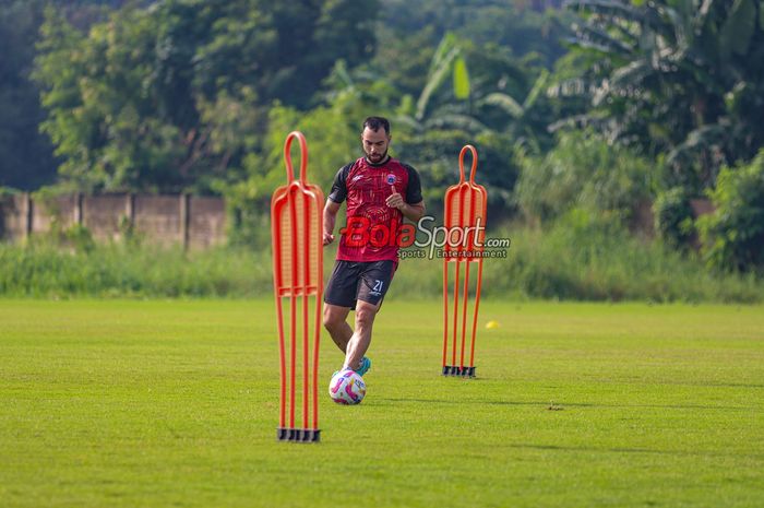 Jordi Amat sedang berlatih bersama Persija Jakarta di Lapangan Nirwana Park, Sawangan, Jawa Barat, Selasa (8/7/2025).