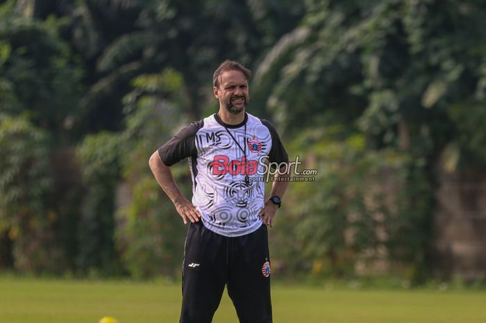Pelatih Persija Jakarta, Mauricio Souza, sedang memantau para pemainnya berlatih di Lapangan Nirwana Park, Sawangan, Jawa Barat, Selasa (8/7/2025).