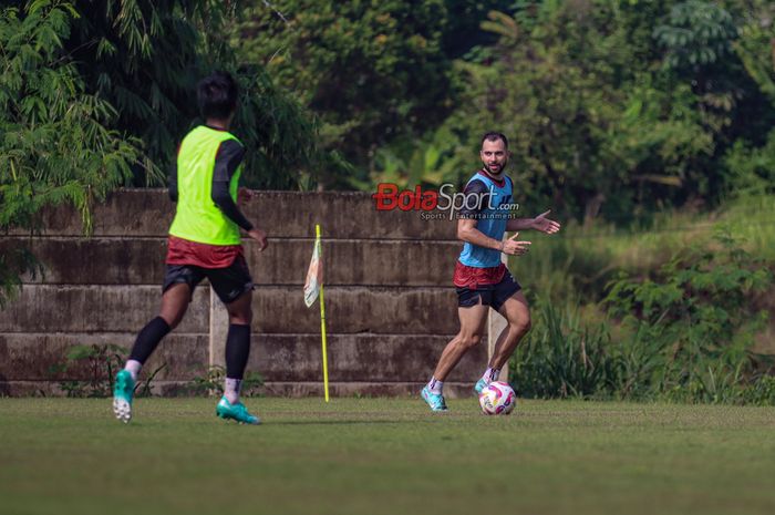 Jordi Amat (kanan) mengaku memilih fokus membangun mentalitas menang di Persija Jakarta untuk mengarungi ketatnya persaingan Liga 1.