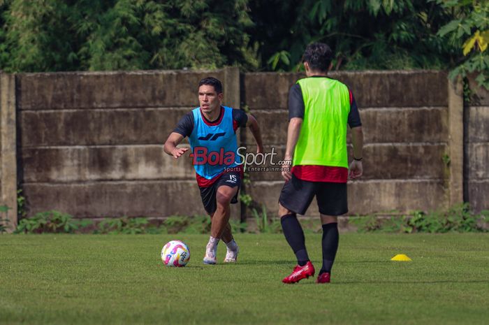 Van Basty Sousa sedang berlatih bersama Persija Jakarta di Lapangan Nirwana Park, Sawangan, Jawa Barat, Selasa (8/7/2025).