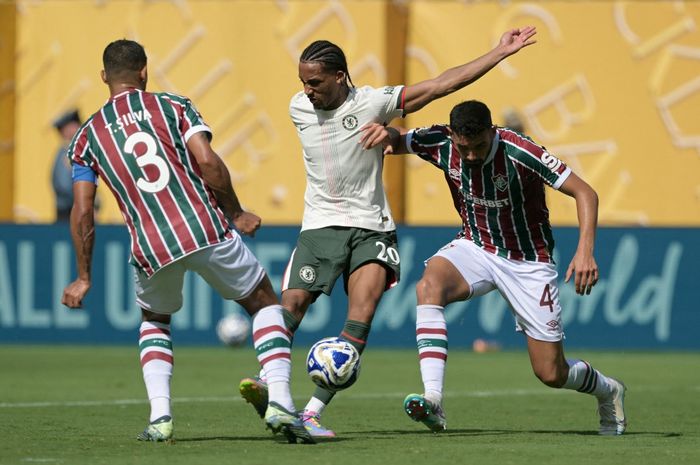Striker baru Chelsea, Joao Pedro, dikepung bek Fluminense, Thiago Silva dan Ignacio dalam laga semifinal Piala Dunia Klub 2025 di East Rutherford, Selasa (8/7/2025).