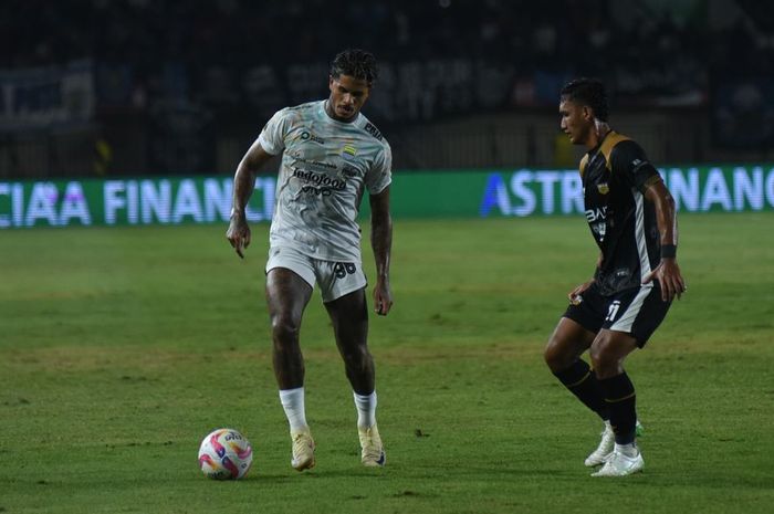 Striker Persib Bandung, Ramon Tanque, mengaku senang bisa jalani debut bersama Maung Bandung dan rasakan langsung dukungan bobotoh.
