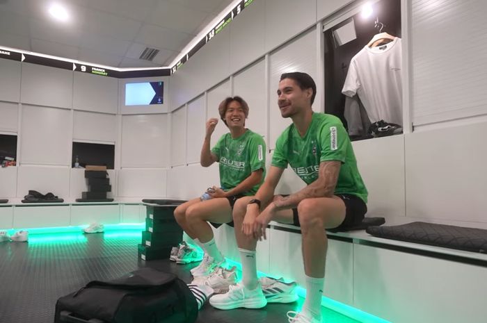 Kevin Diks duduk di ruang ganti bareng Ko Itakura membahas hasil laga Jepang vs Timnas Indonesia di Osaka yang digelar 10 Juni 2025 lalu