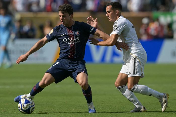 PSG harus menelan pil pahit usai bintangnya, Joao Neves (kiri), disanksi FIFA imbas insiden di final Piala Dunia Klub 2025.