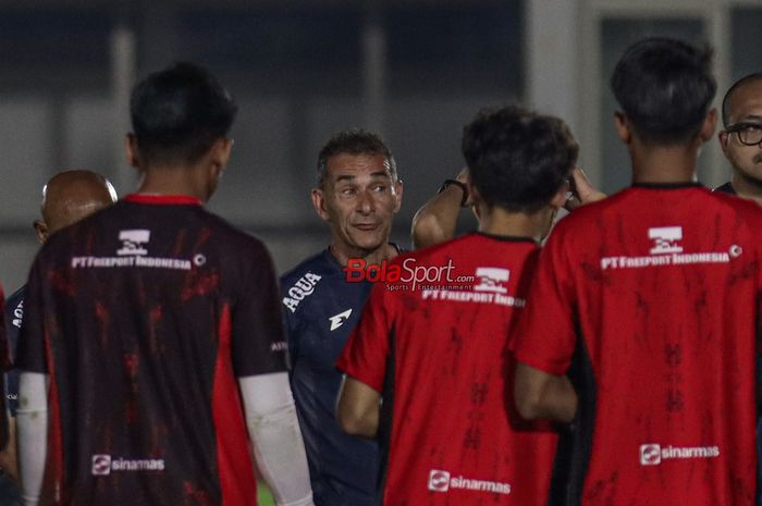 Pelatih Timnas U-23 Indonesia, Gerald Vanenburg, sedang memberikan intruksi kepada para pemainnya saat berlatih di Stadion Madya, Senayan, Jakarta, Kamis (10/7/2025).