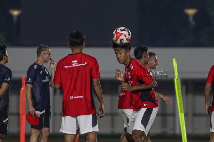 Kakang Rudianto (kanan) sedang berlatih bersama Timnas U-23 Indonesia. Ia salah satu pemain tertua. 