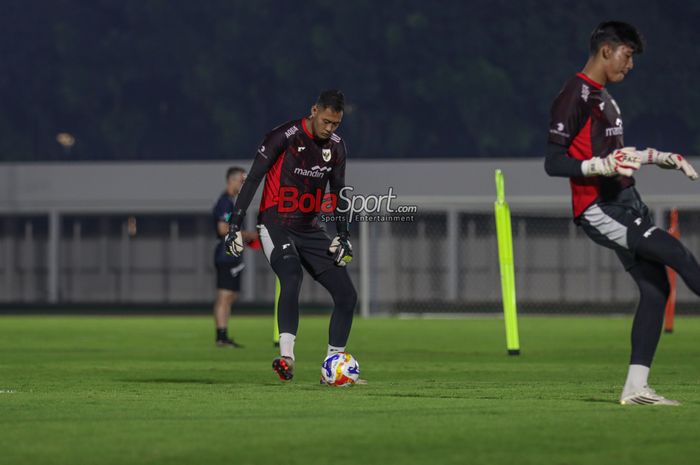 Kiper Timnas U-23 Indonesia, Erlangga Setyo (kiri), sedang berlatih di Stadion Madya, Senayan, Jakarta, Kamis (10/7/2025).