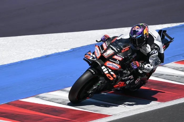 Aksi pembalap Aprilia Racing, Jorge Martin, dalam tes privat sebagai persiapan kembali ke balapan MotoGP di Sirkuit Misano, Rimini, Italia, 9 Juli 2025.