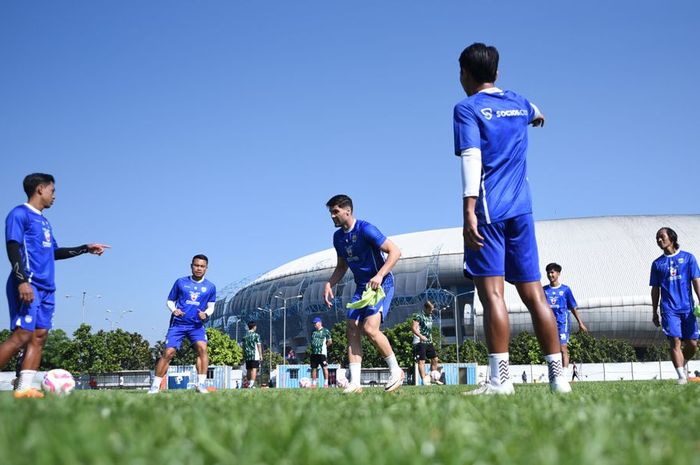 Beckham Putra dan Julio Cesar saat berada di sesi latihan Persib, Kamis (10/7/2025).
