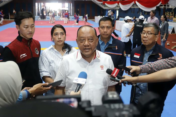 Ketua Umum KONI Pusat, Marciano Norman, sedang memberikan keterangan kepada awak media saat membuka acara APM Taekwondo Championship
