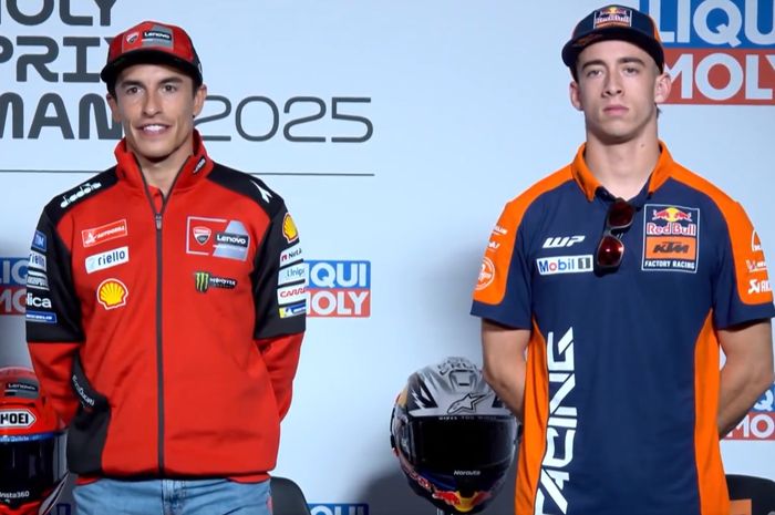 Marc Marquez dan Pedro Acosta berdiri setelah konferensi pers jelang MotoGP Jerman di Sachsenring, Saxony, Jerman, 10 Juli 2025.