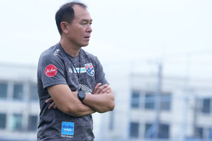 Pelatih Timnas U-23 Thailand Thawatchai Damrong-Ongtrakul saat memimpin sesi latihan.