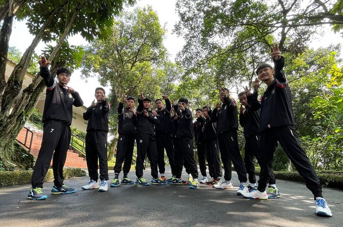 Para pemain tim voli junior Indonesia melakukan foto bersama jelang terbang ke Thailand untuk Kejuaraan Voli Asia U-16 2025.