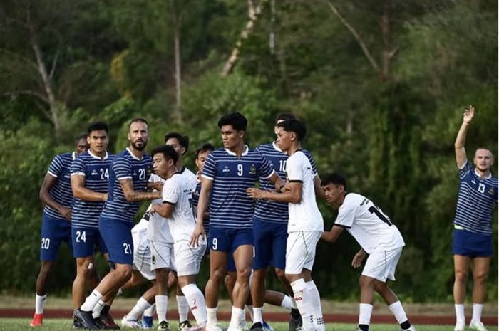 Ramadhan Sananta (tengah nomor 9) ikut mempersembahkan kemenangan DPMM FC 4-1 atas Timnas U-23 Brunei, 11 Juli 2025. Uji coba ini menjadi ajang seleksi pemain untuk menghadapi kompetisi.