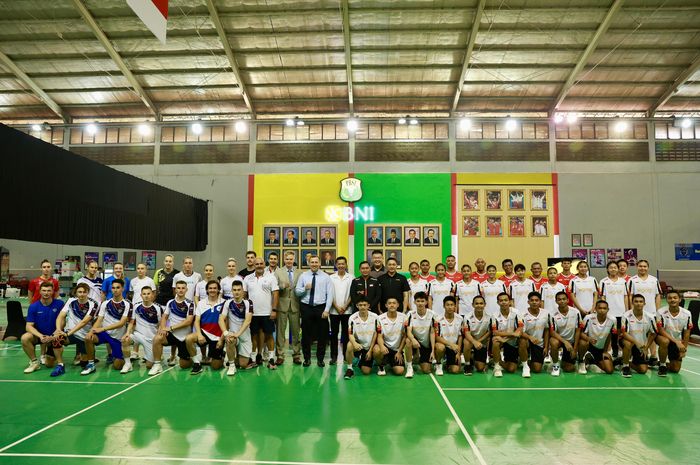 Foto bersama tim bulu tangkis Indonesia dan Rusia dalam laga simulasi yang digelar di Pelatnas PBSI, Cipayung, Jakarta Timur, Jumat, 11 Juli 2025
