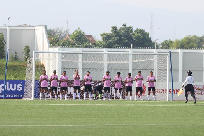 Tim All Stars Bandung melakukan &lsquo;ritual&rsquo; sebelum pertandingan semifinal melawan All Stars Kudus berlangsung di Supersoccer Arena, Kudus, Jawa Tengah, Jumat (11/7).