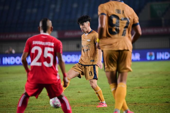 Suasana pertandingan Liga Indonesia All Star vs Dewa United FC dalam laga perebutan tempat ketiga Piala Presiden 2025, di Stadion Si Jalak Harupat, Kabupaten Bandung, Sabtu (12/7/2025).