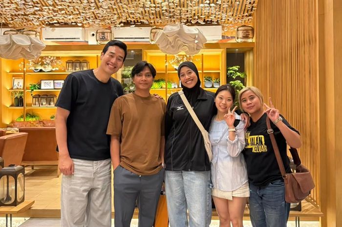 Megawati Hangestri Pertiwi kembali bertemu dengan pelatih Red Sparks, Ko Hee-jin, jelang lanjutan acara pernikahan bersama suami, Dio Novandra Wibawa. Juga tampak dalam foto penerjemah Kim Yoo-sol dan tante Megawati, Ayun Sapta.