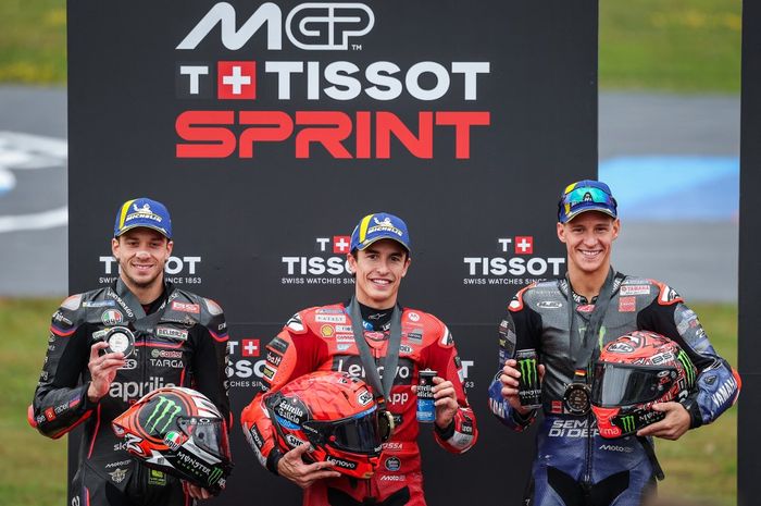 Dari kiri ke kanan, Marco Bezzecchi (Aprilia), Marc Marquez (Ducati), dan Fabio Quartararo (Monster Energy Yamaha) di podium sprint race MotoGP Jerman 2025 di Sachsenring, Sabtu (12/7/2025).